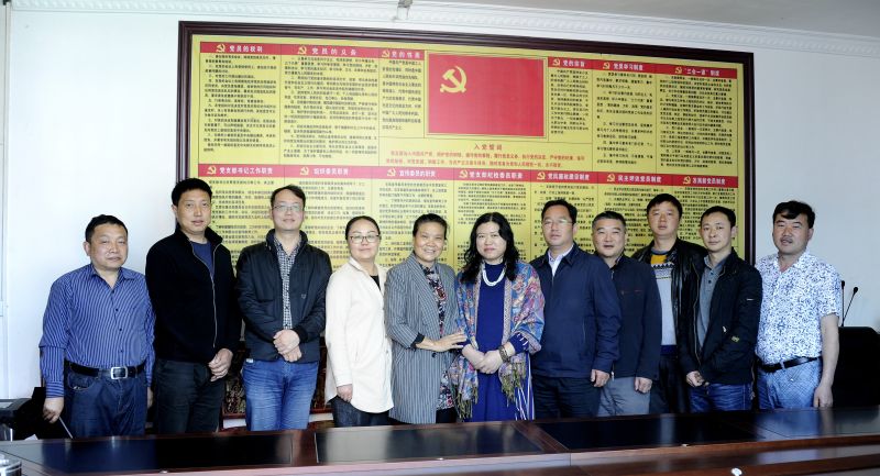 和貴州省自然資源廳派到赫章縣同步小康駐村工作隊(duì)員在一起